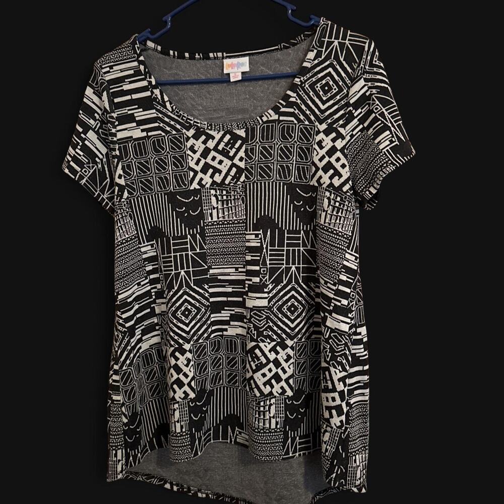 White and black geometric patterned